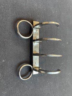 Lot 634 - AN INDIAN IRON 'TIGER-CLAW' (BAGH NAKH), POSSIBLY 18TH/19TH CENTURY