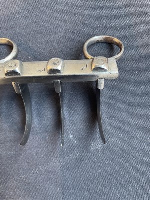 Lot 634 - AN INDIAN IRON 'TIGER-CLAW' (BAGH NAKH), POSSIBLY 18TH/19TH CENTURY
