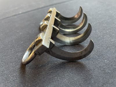 Lot 634 - AN INDIAN IRON 'TIGER-CLAW' (BAGH NAKH), POSSIBLY 18TH/19TH CENTURY