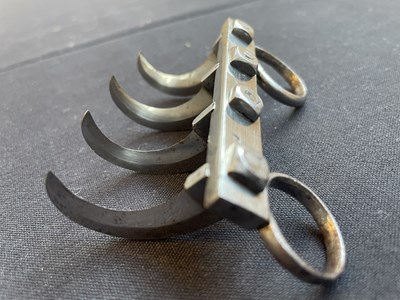 Lot 634 - AN INDIAN IRON 'TIGER-CLAW' (BAGH NAKH), POSSIBLY 18TH/19TH CENTURY
