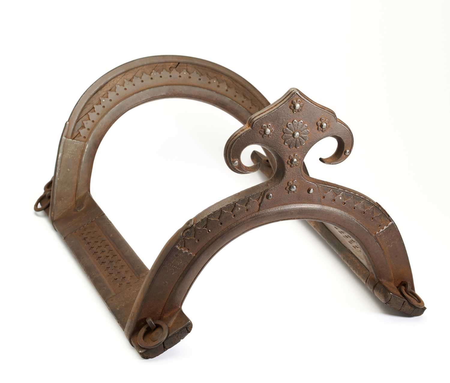 Lot 15 - A NORTH INDIAN SADDLE (ZIN), 18TH/19TH CENTURY, PROBABLY RAJASTHAN