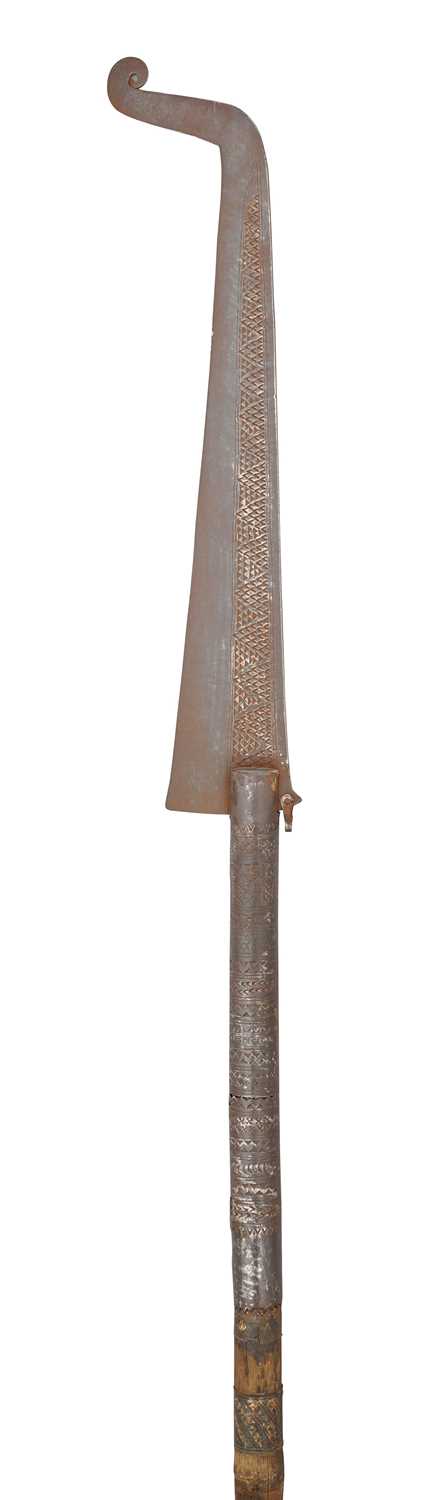 Lot 8 - AN INDIAN GLAIVE, 18TH/19TH CENTURY