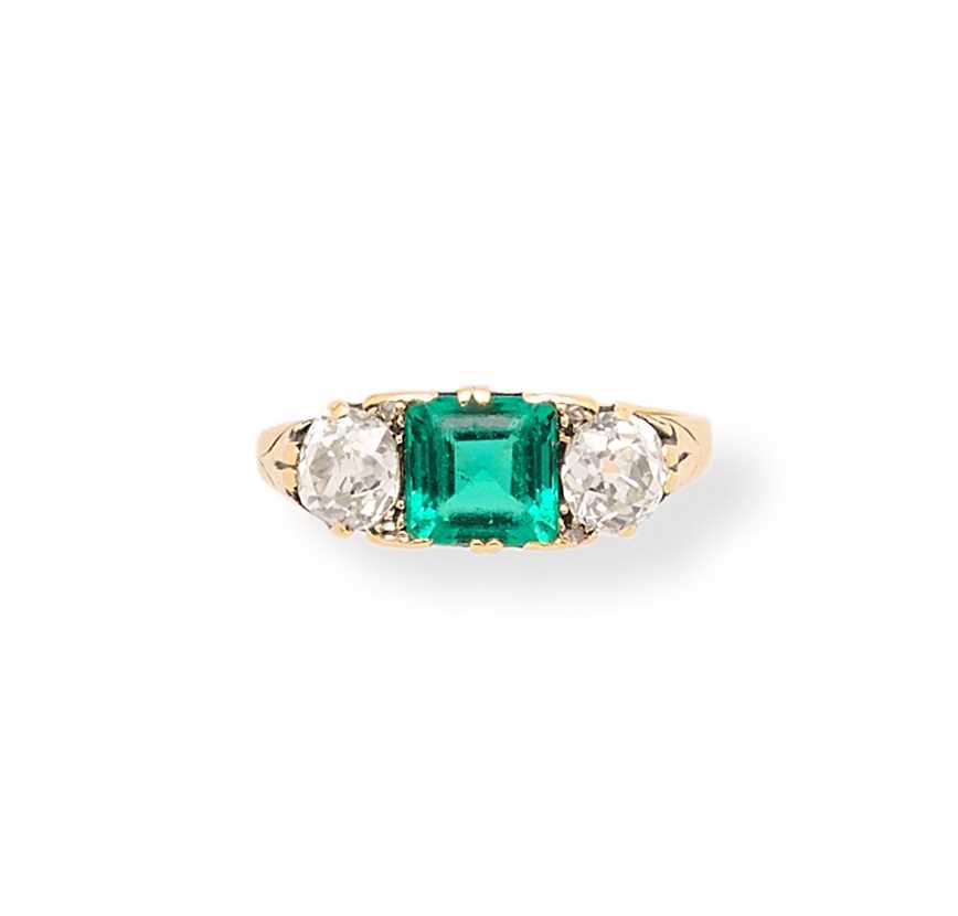 Lot 833 - VICTORIAN EMERALD AND DIAMOND RING, 1890s