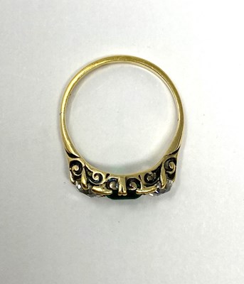 Lot 833 - VICTORIAN EMERALD AND DIAMOND RING, 1890s