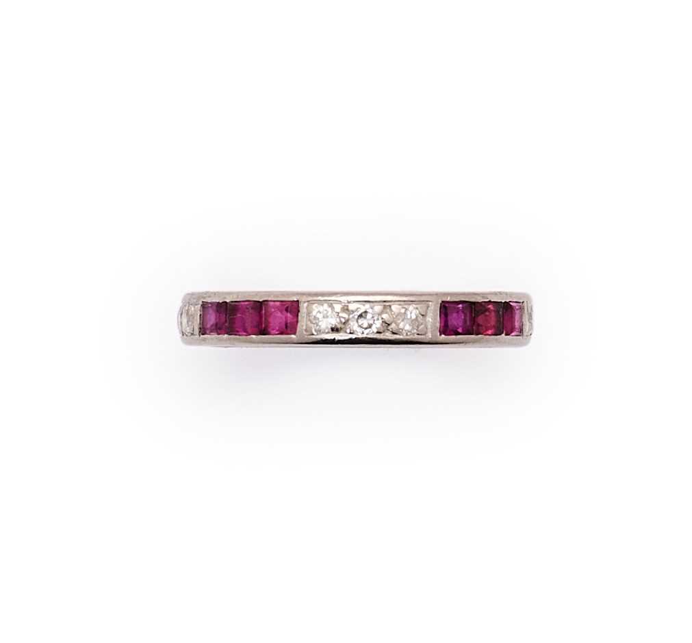 Lot 684 - RUBY AND DIAMOND ETERNITY RING, 1930s