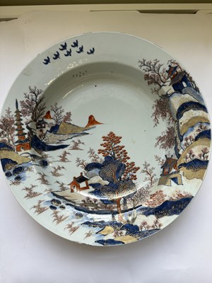Lot 26 - A LARGE CHINESE IMARI BASIN, 18TH CENTURY