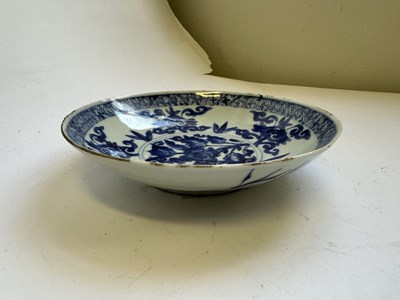 Lot 23 - A CHINESE BLUE AND WHITE SAUCER DISH, 17TH CENTURY