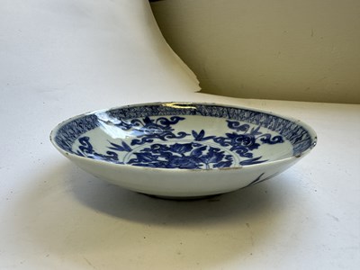 Lot 23 - A CHINESE BLUE AND WHITE SAUCER DISH, 17TH CENTURY