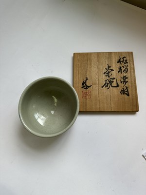 Lot 169 - KONDO YUZO (JAPANESE, 1902-1985), A SOMETSUKE 'POMEGRANATE' CHAWAN, SHOWA PERIOD