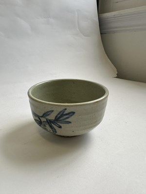 Lot 169 - KONDO YUZO (JAPANESE, 1902-1985), A SOMETSUKE 'POMEGRANATE' CHAWAN, SHOWA PERIOD