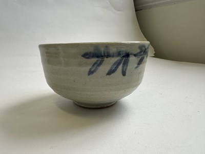 Lot 169 - KONDO YUZO (JAPANESE, 1902-1985), A SOMETSUKE 'POMEGRANATE' CHAWAN, SHOWA PERIOD