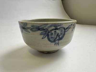 Lot 169 - KONDO YUZO (JAPANESE, 1902-1985), A SOMETSUKE 'POMEGRANATE' CHAWAN, SHOWA PERIOD