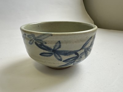 Lot 169 - KONDO YUZO (JAPANESE, 1902-1985), A SOMETSUKE 'POMEGRANATE' CHAWAN, SHOWA PERIOD