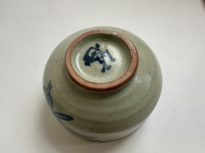 Lot 169 - KONDO YUZO (JAPANESE, 1902-1985), A SOMETSUKE 'POMEGRANATE' CHAWAN, SHOWA PERIOD
