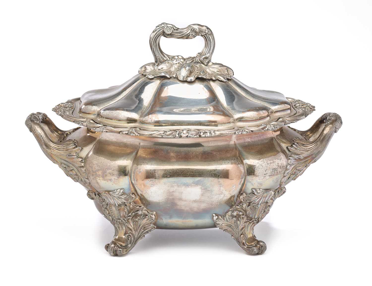 Lot 580 - A GEORGIAN SHEFFIELD PLATE SOUP TUREEN AND COVER, CIRCA 1830