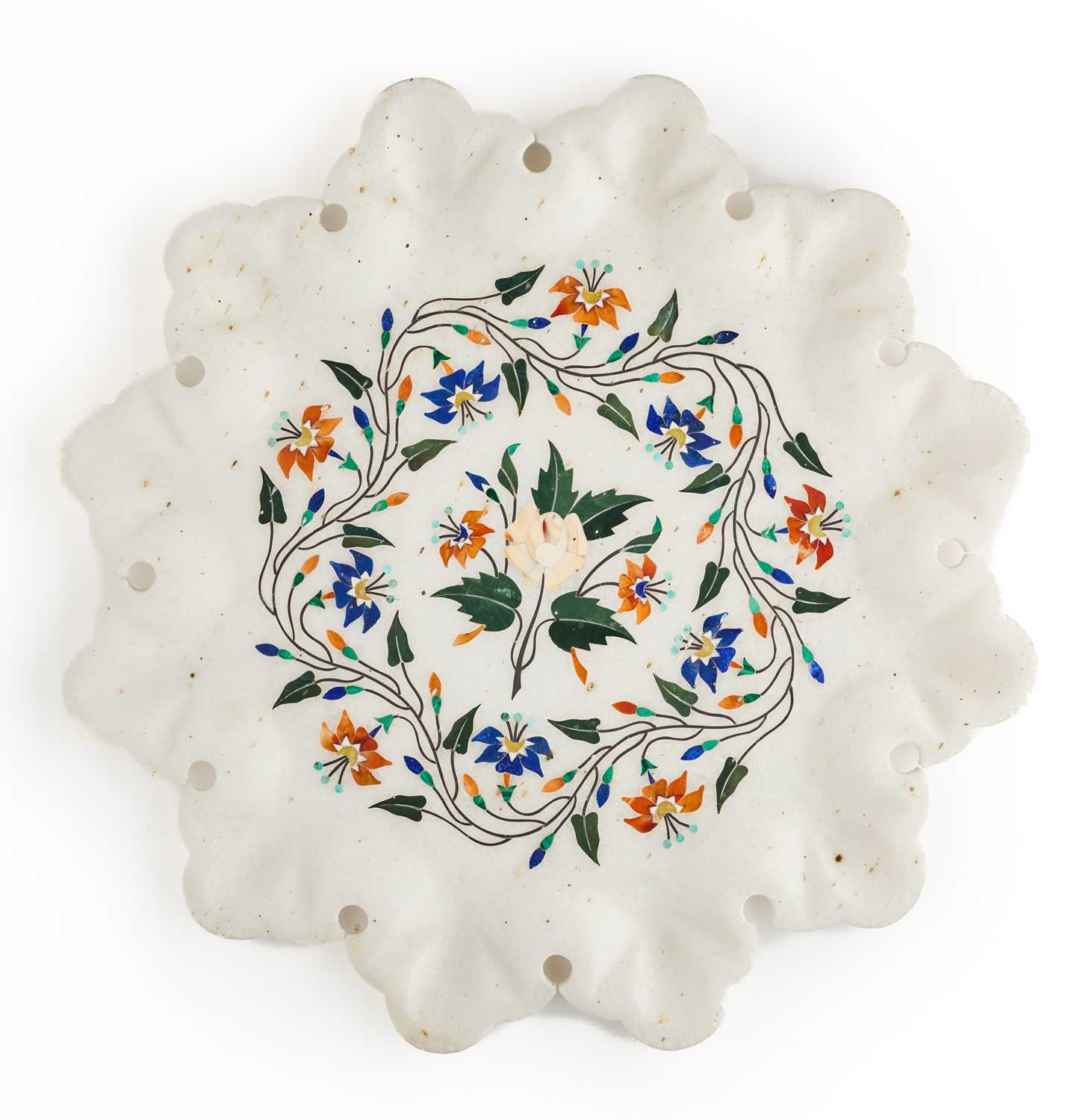 Lot 524 - A PIETRA DURA INLAID MARBLE DISH, AGRA, INDIA, 20TH CENTURY