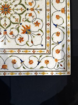 Lot 125 - A MUGHAL STYLE PIETRA DURA INLAID MARBLE FOOTSTOOL, AGRA, NORTHERN INDIA