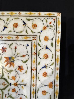 Lot 125 - A MUGHAL STYLE PIETRA DURA INLAID MARBLE FOOTSTOOL, AGRA, NORTHERN INDIA