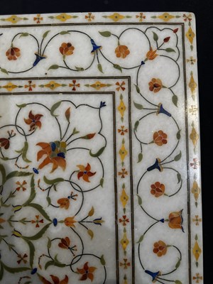 Lot 125 - A MUGHAL STYLE PIETRA DURA INLAID MARBLE FOOTSTOOL, AGRA, NORTHERN INDIA