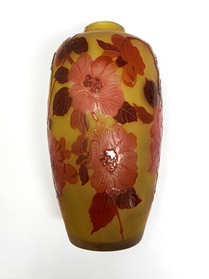Lot 101 - A GALLE CAMEO GLASS 'HIBISCUS' VASE, EARLY 20TH CENTURY