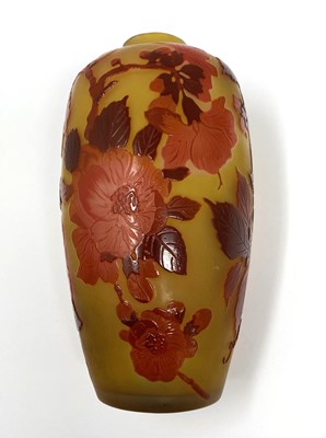 Lot 101 - A GALLE CAMEO GLASS 'HIBISCUS' VASE, EARLY 20TH CENTURY