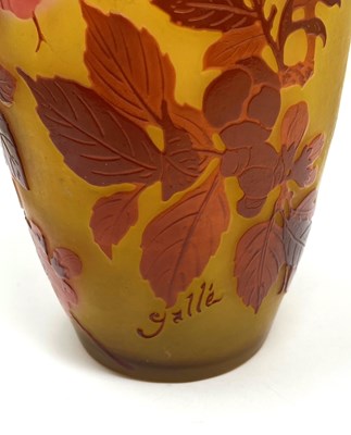 Lot 101 - A GALLE CAMEO GLASS 'HIBISCUS' VASE, EARLY 20TH CENTURY