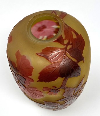 Lot 101 - A GALLE CAMEO GLASS 'HIBISCUS' VASE, EARLY 20TH CENTURY