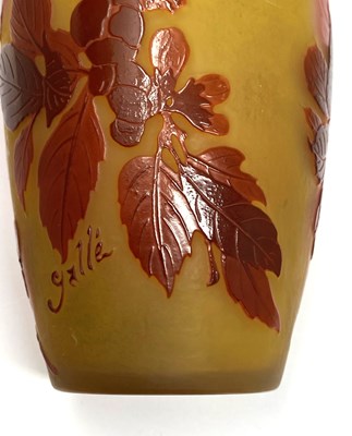 Lot 101 - A GALLE CAMEO GLASS 'HIBISCUS' VASE, EARLY 20TH CENTURY