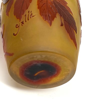 Lot 101 - A GALLE CAMEO GLASS 'HIBISCUS' VASE, EARLY 20TH CENTURY