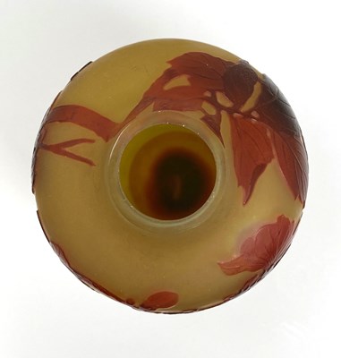 Lot 101 - A GALLE CAMEO GLASS 'HIBISCUS' VASE, EARLY 20TH CENTURY