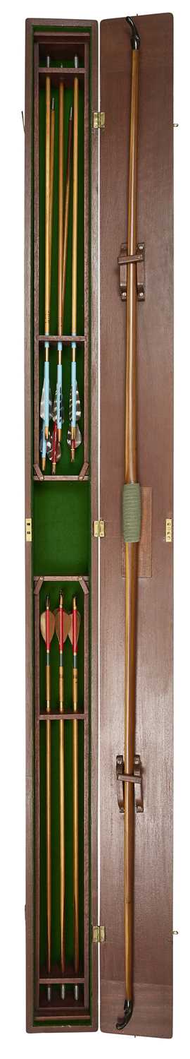 Lot 79 - A CASED ALDRED LONGBOW WITH TWO SETS OF ARROWS, LATE 19TH/EARLY 20TH CENTURY