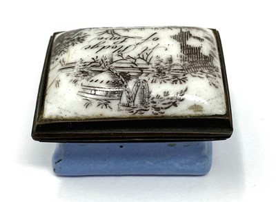 Lot 43 - AN ENGLISH ENAMEL PATCH BOX, SOUTH STAFFORDSHIRE, CIRCA 1800