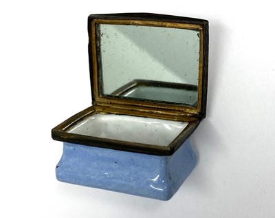 Lot 43 - AN ENGLISH ENAMEL PATCH BOX, SOUTH STAFFORDSHIRE, CIRCA 1800