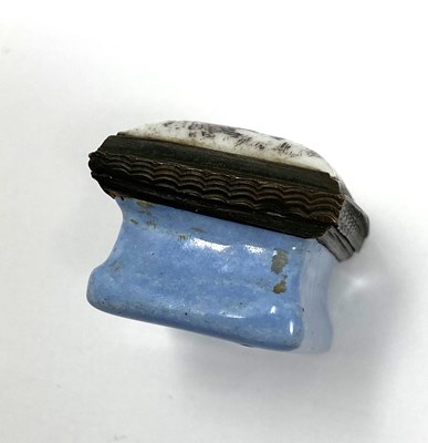 Lot 43 - AN ENGLISH ENAMEL PATCH BOX, SOUTH STAFFORDSHIRE, CIRCA 1800