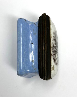 Lot 43 - AN ENGLISH ENAMEL PATCH BOX, SOUTH STAFFORDSHIRE, CIRCA 1800