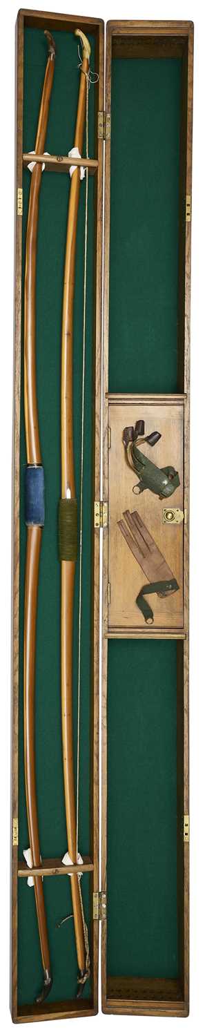 Lot 50 - THE CASED ARCHERY SET OF MAJOR ARTHUR EMPSON, EARLY 20TH CENTURY