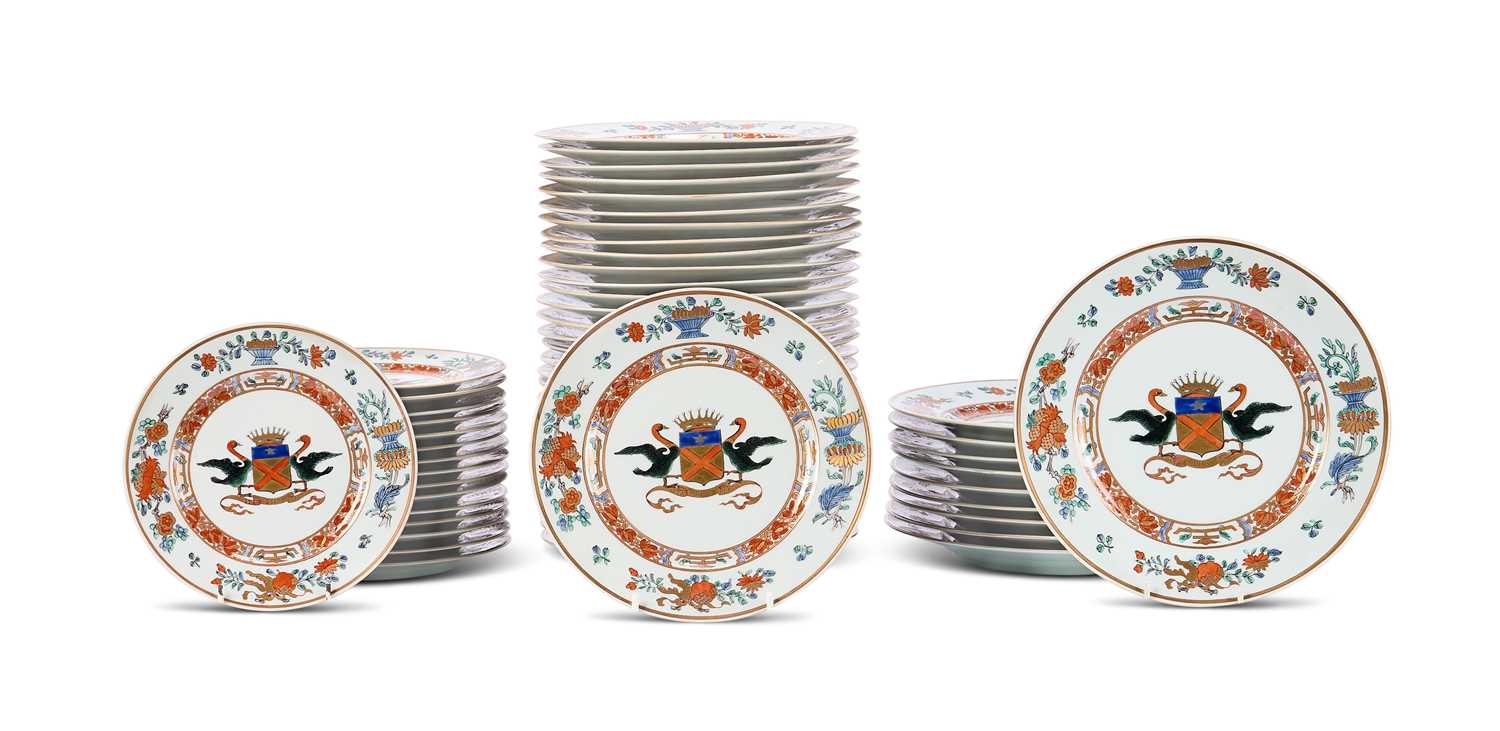 Lot 22 - A SET OF FRENCH PORCELAIN PLATES, 'AU VASE ETRUSQUE', PARIS, FIRST HALF 20TH CENTURY
