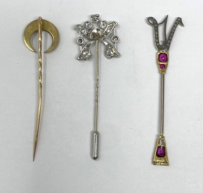 Lot 623 - DIAMOND STICK PIN/PENDANT AND TWO STICK PINS