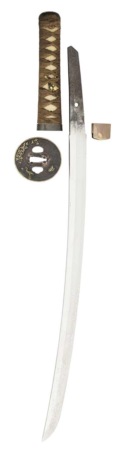 Lot 5 - A JAPANESE SHORT SWORD (WAKIZASHI), SIGNED YAMASHIRO DAIJO KUNITSUGU, PROBABLY EDO PERIOD