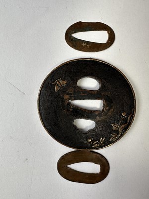 Lot 5 - A JAPANESE SHORT SWORD (WAKIZASHI), SIGNED YAMASHIRO DAIJO KUNITSUGU, PROBABLY EDO PERIOD