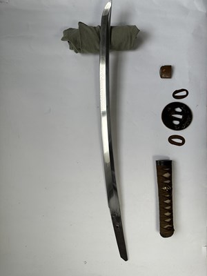 Lot 5 - A JAPANESE SHORT SWORD (WAKIZASHI), SIGNED YAMASHIRO DAIJO KUNITSUGU, PROBABLY EDO PERIOD