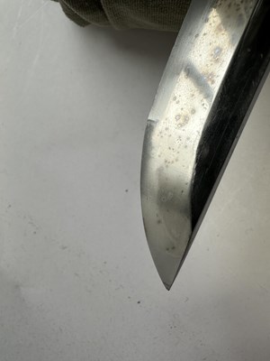 Lot 5 - A JAPANESE SHORT SWORD (WAKIZASHI), SIGNED YAMASHIRO DAIJO KUNITSUGU, PROBABLY EDO PERIOD