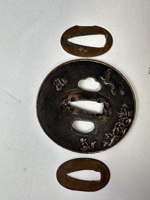 Lot 5 - A JAPANESE SHORT SWORD (WAKIZASHI), SIGNED YAMASHIRO DAIJO KUNITSUGU, PROBABLY EDO PERIOD