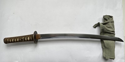 Lot 5 - A JAPANESE SHORT SWORD (WAKIZASHI), SIGNED YAMASHIRO DAIJO KUNITSUGU, PROBABLY EDO PERIOD