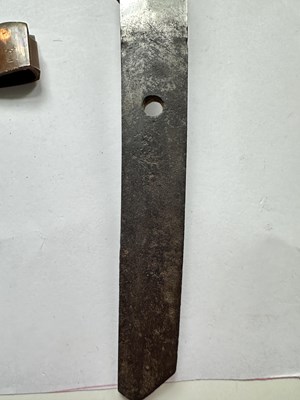Lot 5 - A JAPANESE SHORT SWORD (WAKIZASHI), SIGNED YAMASHIRO DAIJO KUNITSUGU, PROBABLY EDO PERIOD