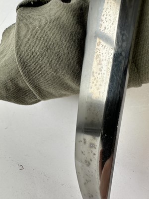 Lot 5 - A JAPANESE SHORT SWORD (WAKIZASHI), SIGNED YAMASHIRO DAIJO KUNITSUGU, PROBABLY EDO PERIOD