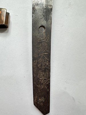 Lot 5 - A JAPANESE SHORT SWORD (WAKIZASHI), SIGNED YAMASHIRO DAIJO KUNITSUGU, PROBABLY EDO PERIOD