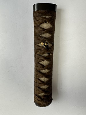 Lot 5 - A JAPANESE SHORT SWORD (WAKIZASHI), SIGNED YAMASHIRO DAIJO KUNITSUGU, PROBABLY EDO PERIOD