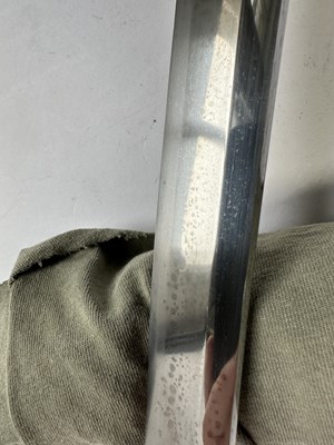 Lot 5 - A JAPANESE SHORT SWORD (WAKIZASHI), SIGNED YAMASHIRO DAIJO KUNITSUGU, PROBABLY EDO PERIOD