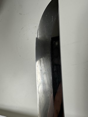 Lot 5 - A JAPANESE SHORT SWORD (WAKIZASHI), SIGNED YAMASHIRO DAIJO KUNITSUGU, PROBABLY EDO PERIOD
